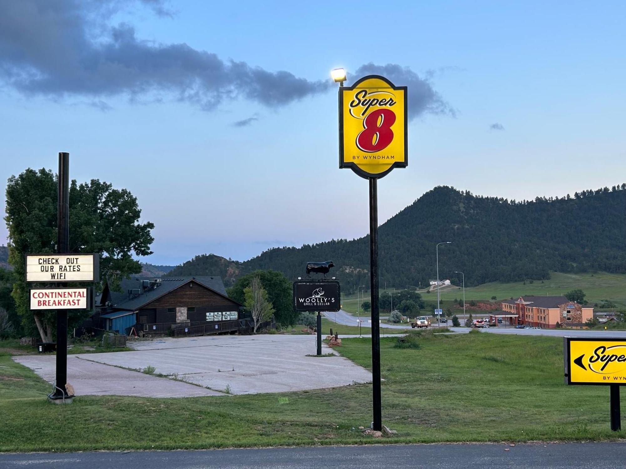 Super 8 By Wyndham Hot Springs Motel Exterior photo